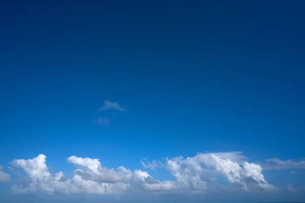 Блакитне літнє небо білі кумульські хмари — стокове фото