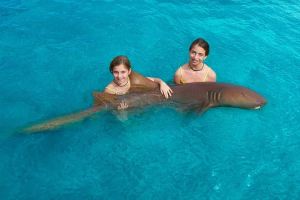 Zuster meisjes knuffel een Nurse Shark in Riviera Maya — Stockfoto