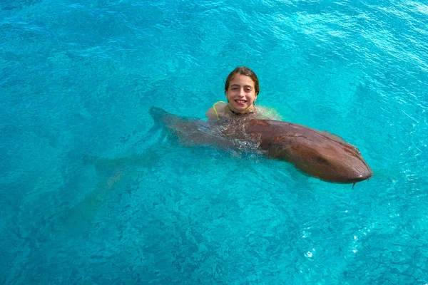 Menina abraçar uma enfermeira tubarão em Riviera Maya México — Fotografia de Stock