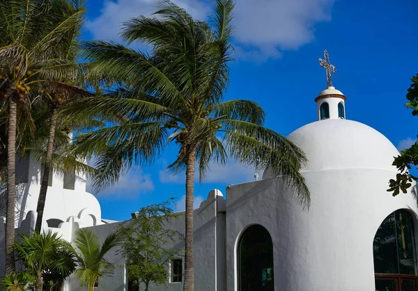 Playa del Carmen biały kościół w Meksyku — Zdjęcie stockowe