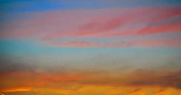 Coucher de soleil ciel nuages en rouge orange — Photo