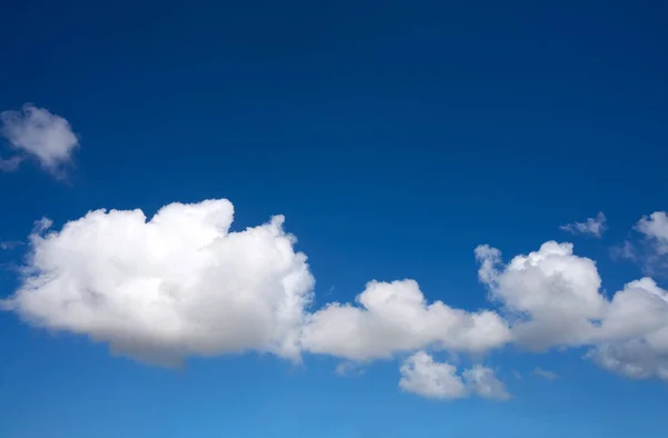 Albastru cer vara alb cumulus nori — Fotografie, imagine de stoc