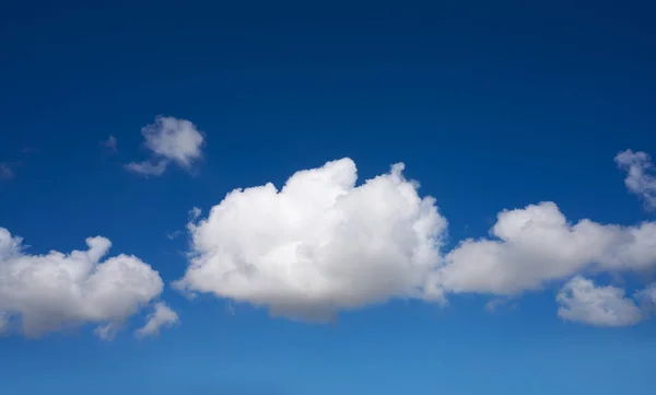 Cielo azul verano blanco cúmulo nubes —  Fotos de Stock
