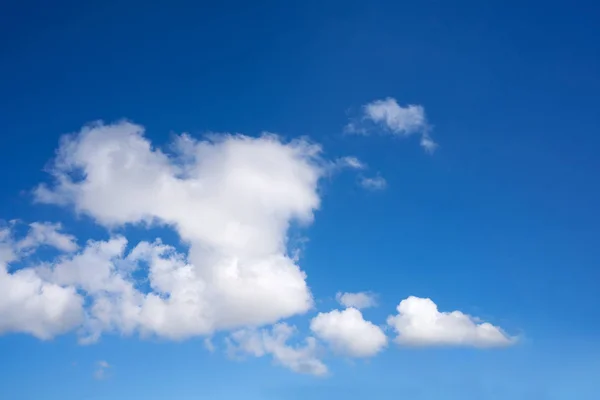 Modrá obloha letní bílé kupovité mraky — Stock fotografie