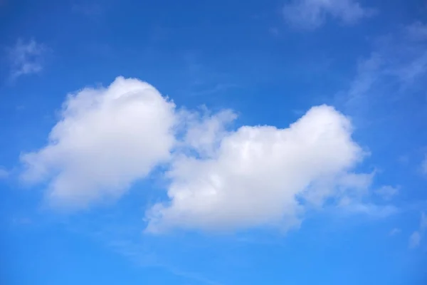 Cielo estivo blu nuvole cumulus bianche — Foto Stock