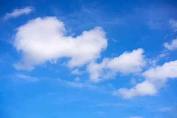 Cielo estivo blu nuvole cumulus bianche — Foto Stock