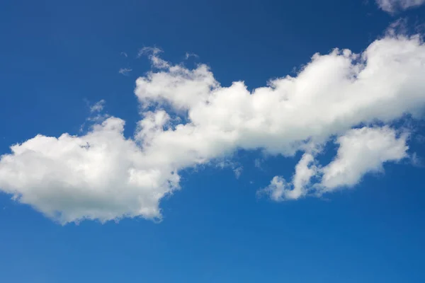 Cielo azul de verano nubes cúmulos blancas — Foto de Stock