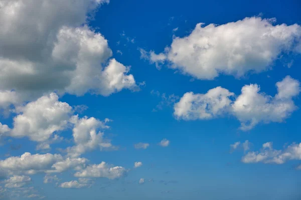 Mavi yaz gökyüzü beyaz cumulus bulutları — Stok fotoğraf