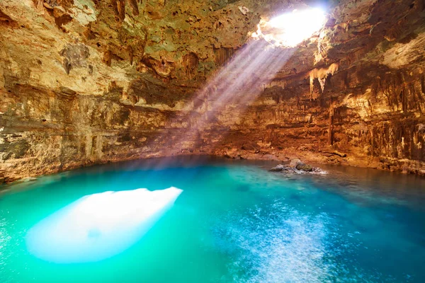 Cenote Samula gouffre au Valladolid Mexique — Photo