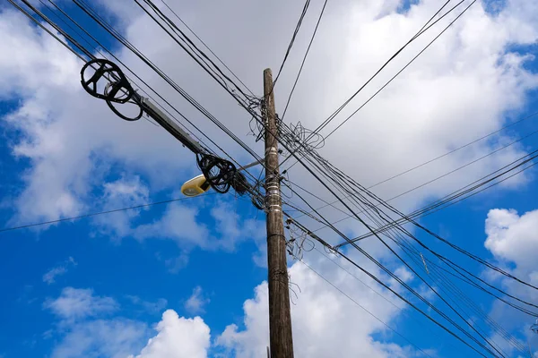 Грязные электрические воздушные провода и столб Мексики — стоковое фото