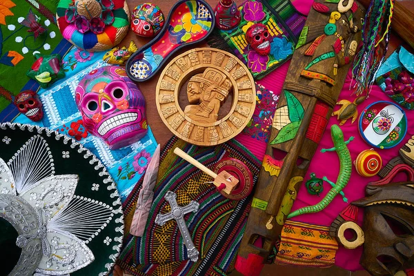 Mélange de souvenirs artisanaux maya mexicains — Photo