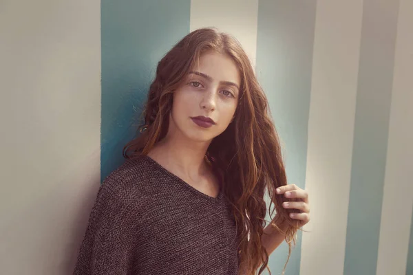 Brunette tiener meisje portret in blauwe strepen muur — Stockfoto