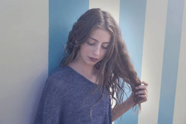 Brunette tiener meisje portret in blauwe strepen muur — Stockfoto