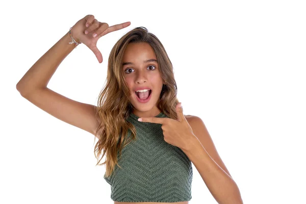 Brunette tiener meisje frame vingers gebaar — Stockfoto