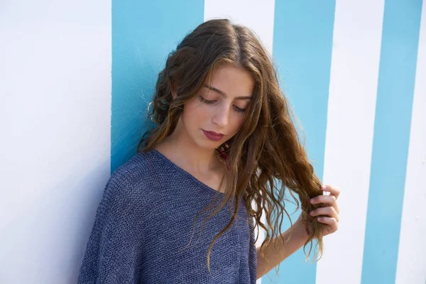 Brunette tiener meisje portret in blauwe strepen muur — Stockfoto