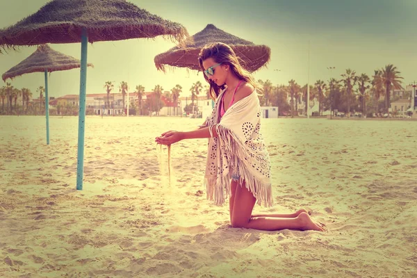 Tiener meisje op het strand spelen met zand — Stockfoto