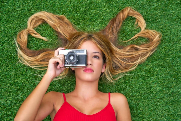 Blondes Teenie-Mädchen mit Haaren Herzformen liegend — Stockfoto