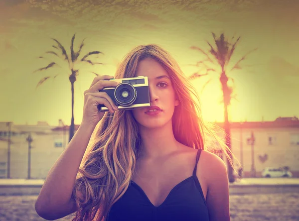 Tiener meisje met retro fotocamera bij zonsondergang — Stockfoto