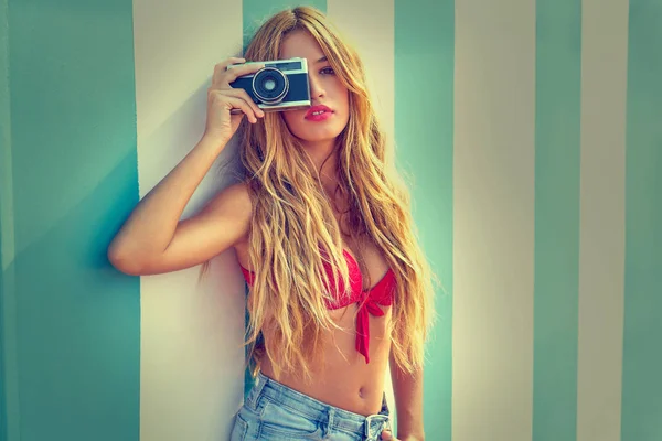 Блондинка дівчина-підліток з старовинною фотокамерою — стокове фото