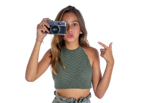 Teen brunetka ročník fotografické kamery — Stock fotografie