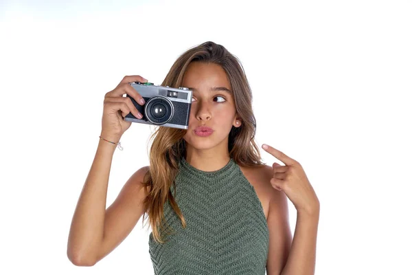 Brunette tiener meisje vintage fotocamera — Stockfoto