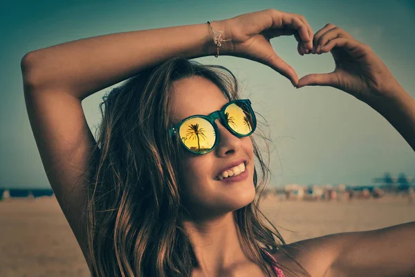Brunette girl sunglasses with palm tree — Stock Photo, Image