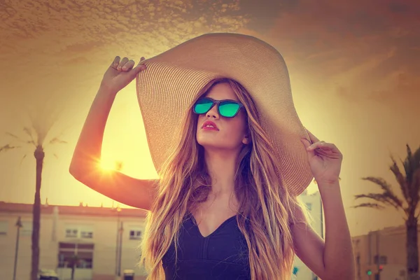 金发少女太阳镜和帕梅拉太阳帽 — 图库照片