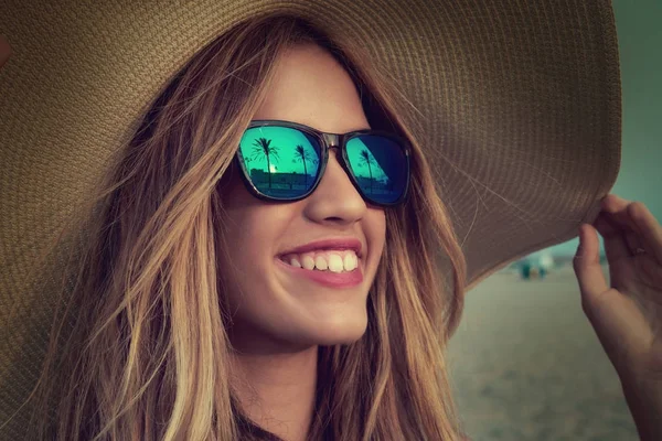 Блондинка дівчина сонцезахисні окуляри і памела сонячний капелюх — стокове фото