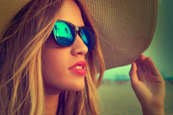 Blond teen girl sunglasses and pamela sun hat — Stock Photo, Image