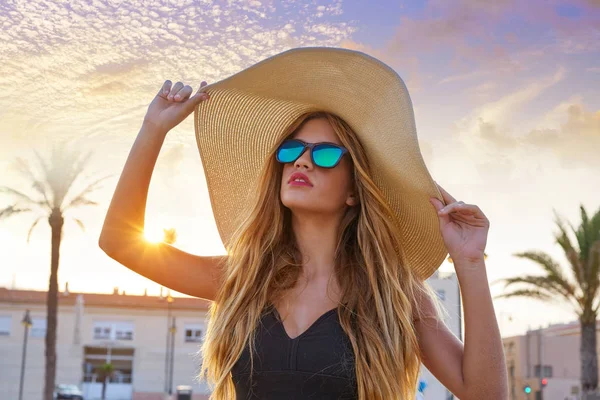 Blond teen girl sunglasses and pamela sun hat — Stock Photo, Image