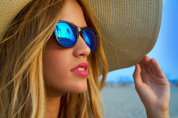 Blond teen girl sunglasses and pamela sun hat — Stock Photo, Image