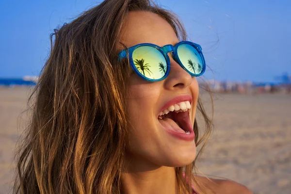 Brunette girl sunglasses with palm tree — Stock Photo, Image