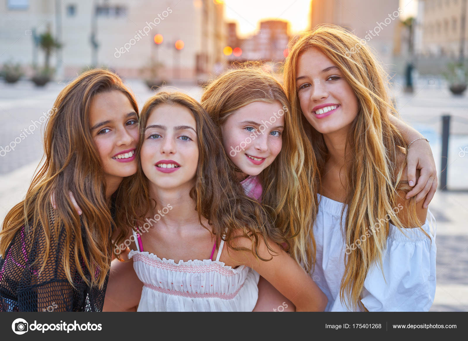 Beste Freunde Teen Girls Bei Sonnenuntergang In Der Stadt Stockbild Beste Freunde Teen Girls Bei Sonnenuntergang In Der Stadt Stockbild