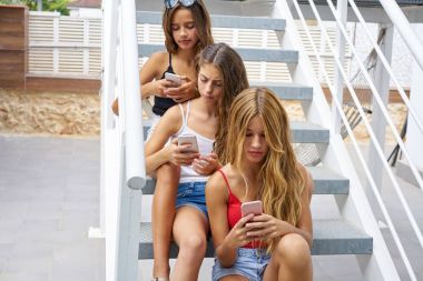 Genç en iyi arkadaş kız üst üste ile smartphone