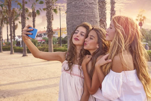 Tini legjobb meg lányok csoport lövés selfie — Stock Fotó