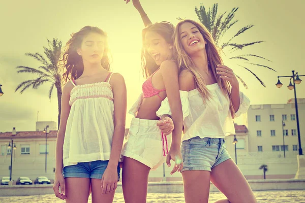 Кращі друзі дівчата-підлітки розважаються на пляжному заході сонця — стокове фото