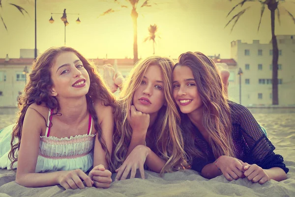 Beste vrienden meisjes bij zonsondergang strand zand — Stockfoto