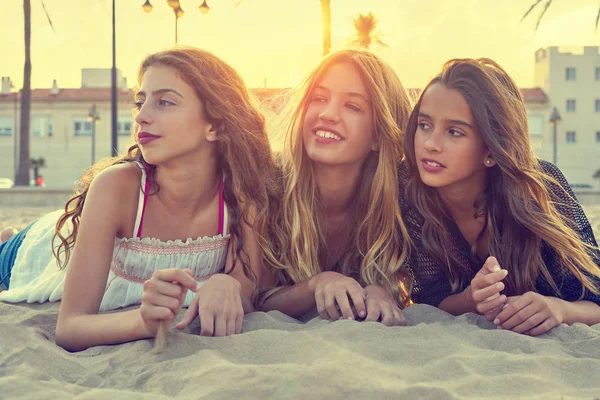 Meilleures amis filles au coucher du soleil plage sable — Photo