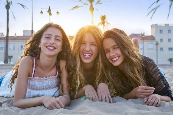 Melhores amigos meninas no pôr do sol areia da praia — Fotografia de Stock