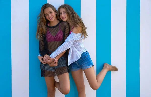 Mejores amigos chicas adolescentes felices en la playa de verano —  Fotos de Stock