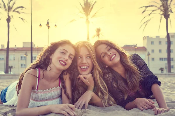 Mejores amigos chicas en la arena de la playa puesta del sol —  Fotos de Stock