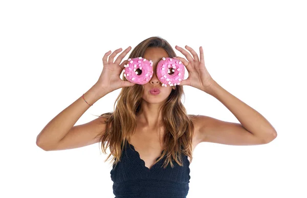 Adolescente menina segurando donuts óculos em seus olhos — Fotografia de Stock