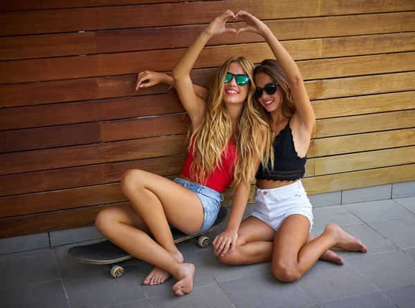 Beste vrienden tienermeisjes op skate plezier — Stockfoto