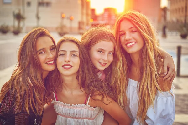 Bästa vänner tonåring flickor vid solnedgången i staden — Stockfoto