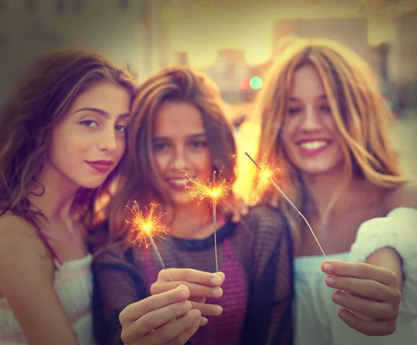 Beste vrienden tiener meisjes met wonderkaarsen — Stockfoto
