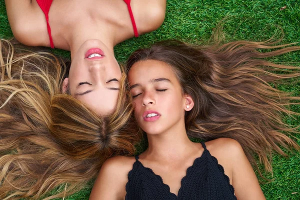 Teenager best friends girls lying down on turf — Stock Photo, Image