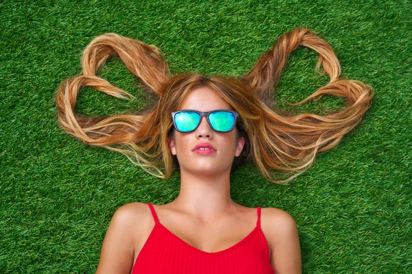 Loira menina adolescente com cabelo formas de coração deitado — Fotografia de Stock