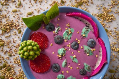 Acai kase smoothie çilek chia blueberry ile