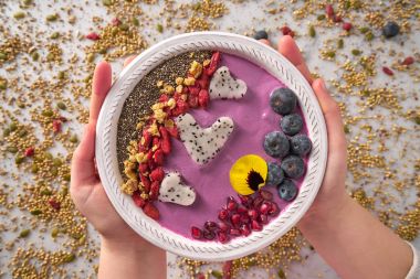 Acai kase güler yüzlü pitaya kalpler yaban mersini goji