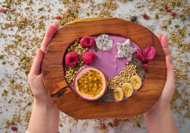 Tutku meyve ve ahududu ile acai kase güler yüzlü